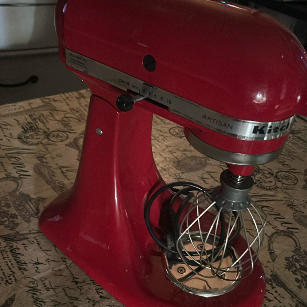 Working Kitchen Aid mixer NO BOWL as is.